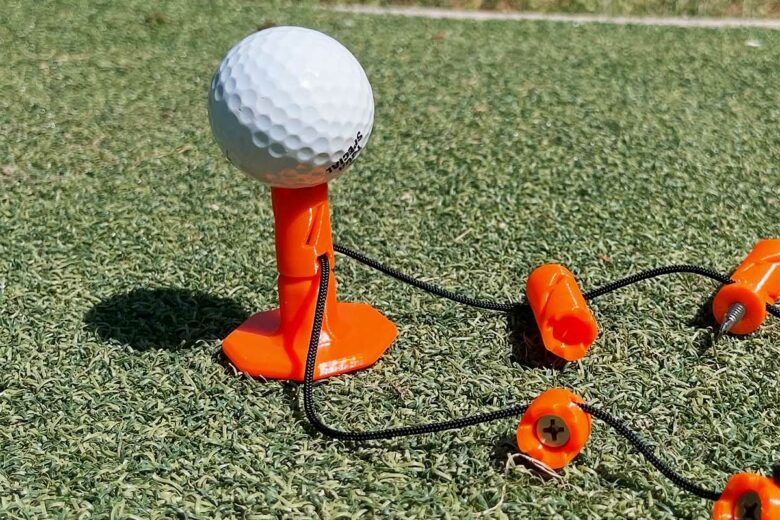 Un tee de golf avec une balle.