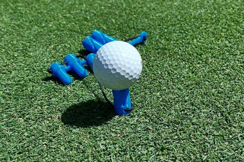 Un tee attaché pour la pratique du golf.