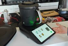 Le Thermomix TM7 sur un plan de travail lors d'une démonstration.