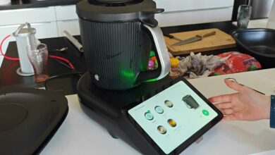 Le Thermomix TM7 sur un plan de travail lors d'une démonstration.