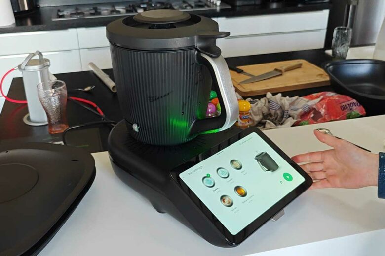 Le Thermomix TM7 sur un plan de travail lors d'une démonstration.