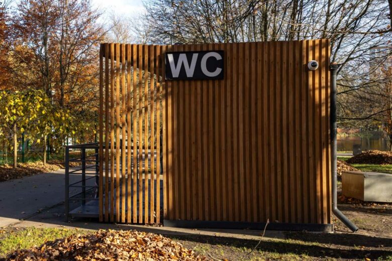 Des toilettes publiques dans un parc.