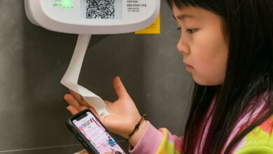 Une fillette obtient du papier toilette en regardant une publicité.