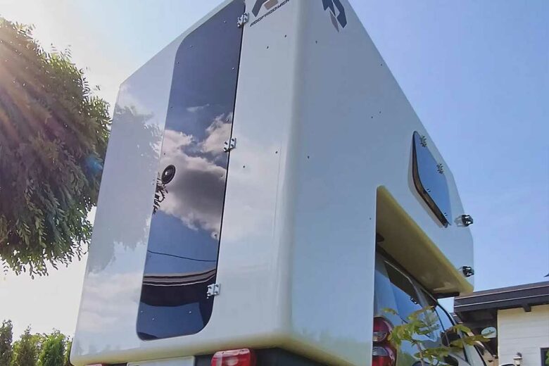 Une cabine pour ajouter un couchage à un véhicule.