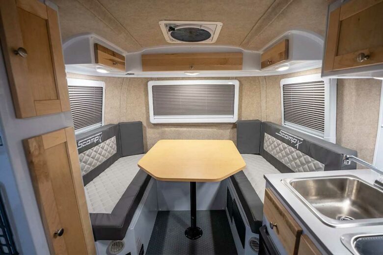 L'intérieur de la Scamp X.