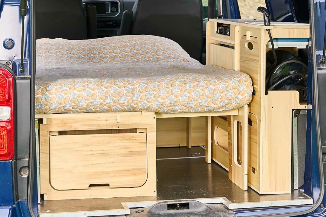 Un kit d'aménagement pour véhicule.