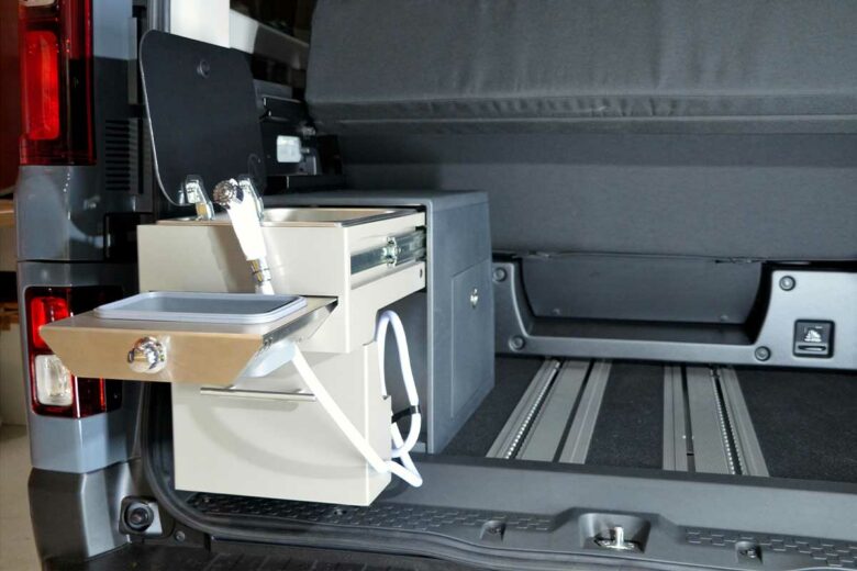 Un module de cuisine compact dans le coffre.