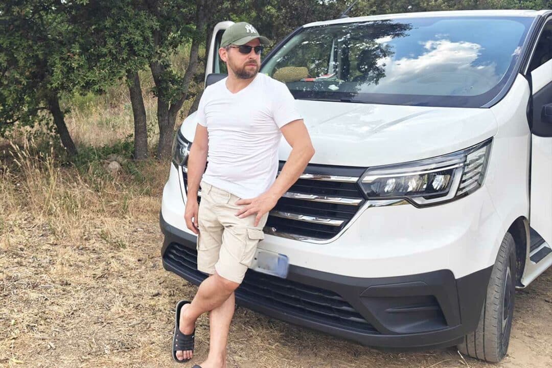 Un homme devant un Renault Trafic.