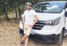 Un homme devant un Renault Trafic.