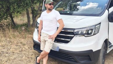 Un homme devant un Renault Trafic.