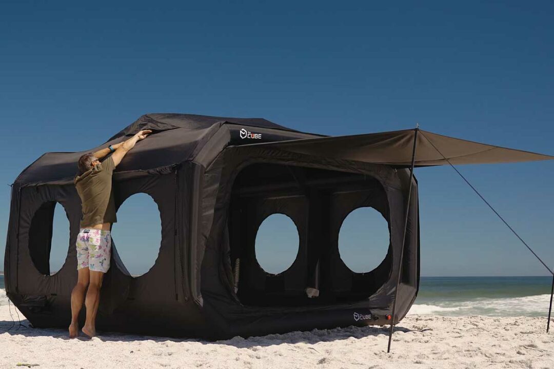 Un homme installe sa tente CUBE de AlphaGO.