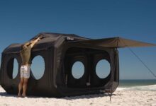 Un homme installe sa tente CUBE de AlphaGO.