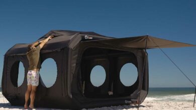 Un homme installe sa tente CUBE de AlphaGO.