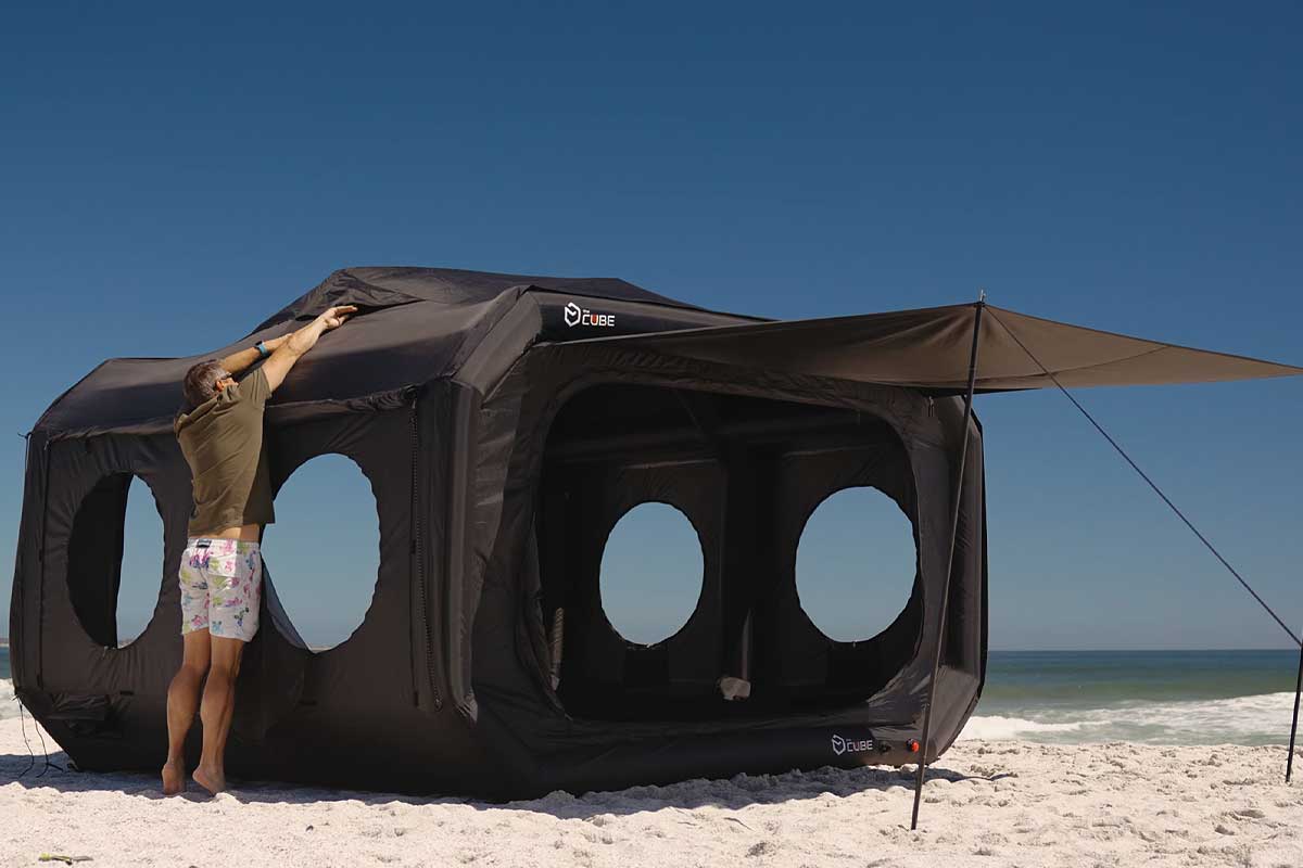 Un homme installe sa tente CUBE de AlphaGO.