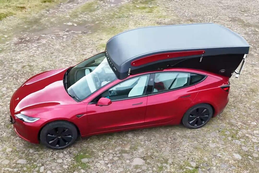 Une tente de toit pour la Tesla model 3.