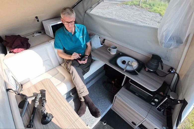 L'intérieur de la tente de toit.