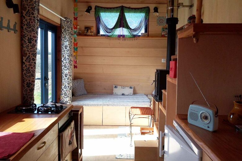 Le coin salon avec un poêle à bois.