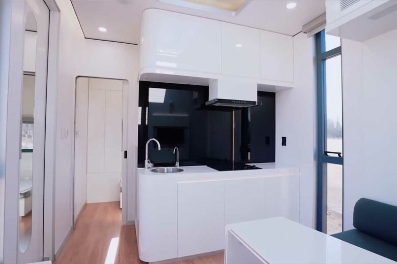 Un intérieur moderne avec une cuisine équipée.