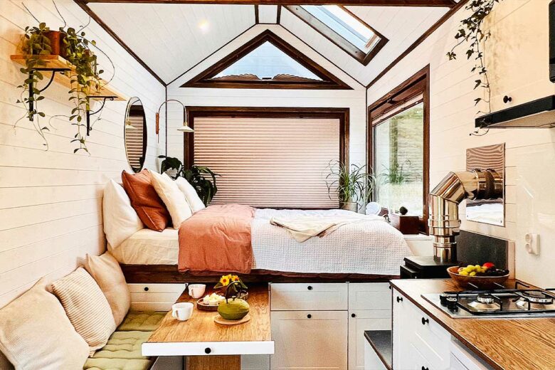 Un espace nuit avec de larges fenêtres.