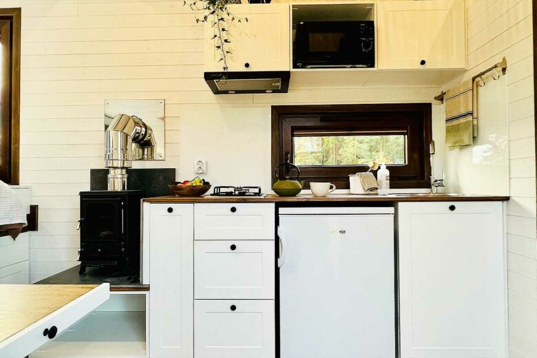 Une petite cuisine équipée.