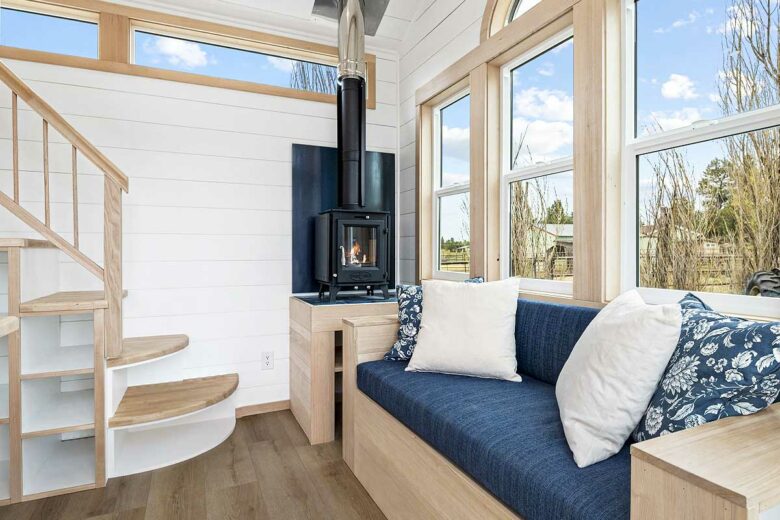 Un coin salon avec un poêle à bois.