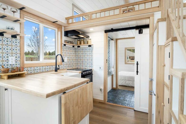 Une cuisine toute équipée.