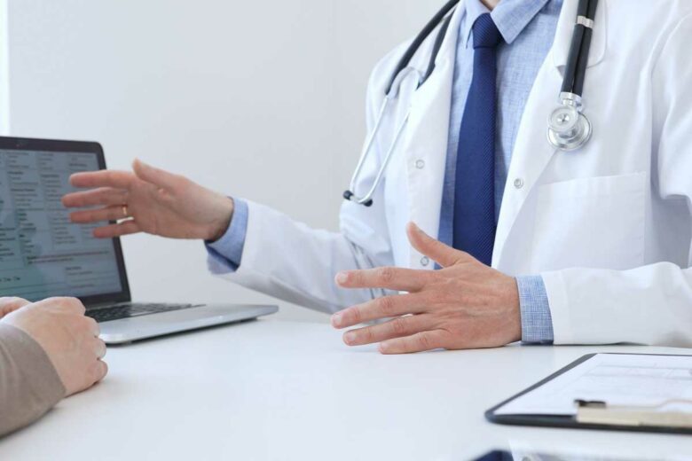 Un médecin lors d'une consultation.