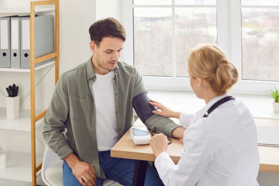 Un médecin ausculte un patient.