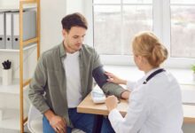 Un médecin ausculte un patient.