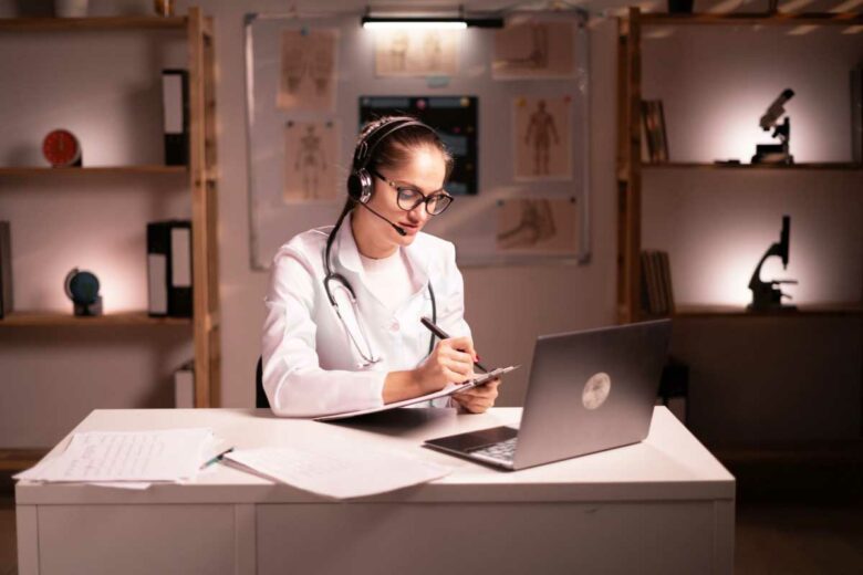 Un médecin effectue des téléconsultations.