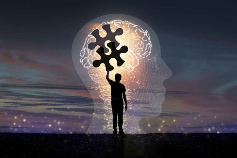 Une personne ajoute la pièce de puzzle manquante à un cerveau.