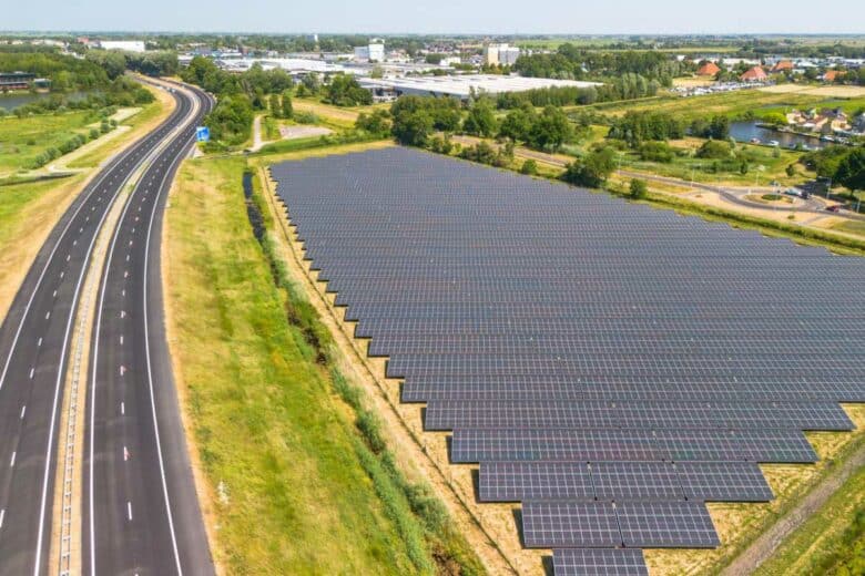 Des panneaux solaires au bord de l'autoroute.