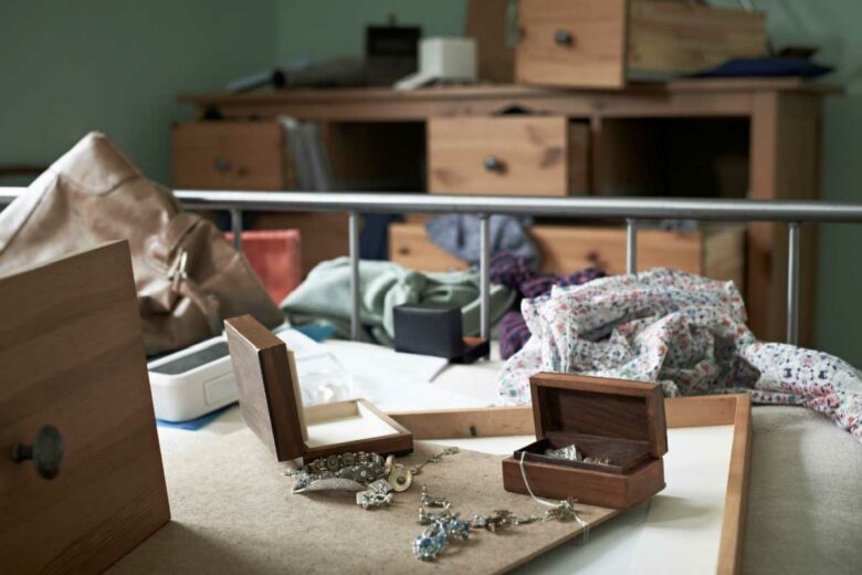 Des affaires étalées sur un lit.