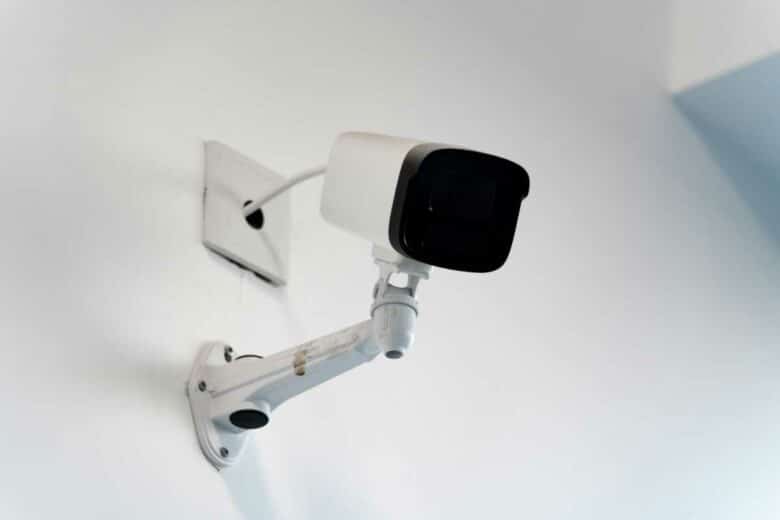 Une caméra de surveillance.
