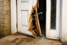 Une porte d'entrée fracturée.