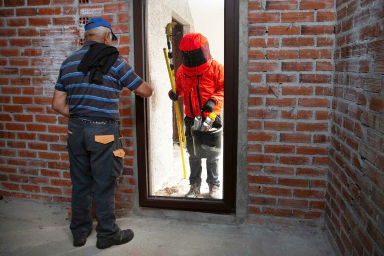 Un professionnel vient intervenir chez un particulier.