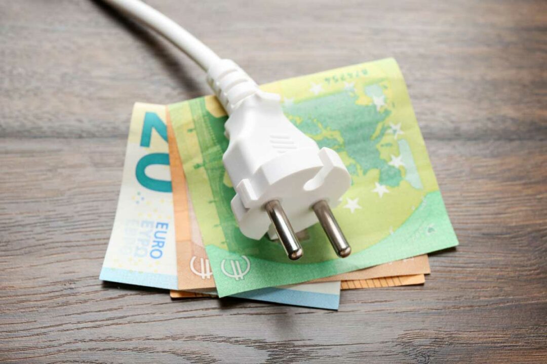 Une prise électrique et de l'argent.