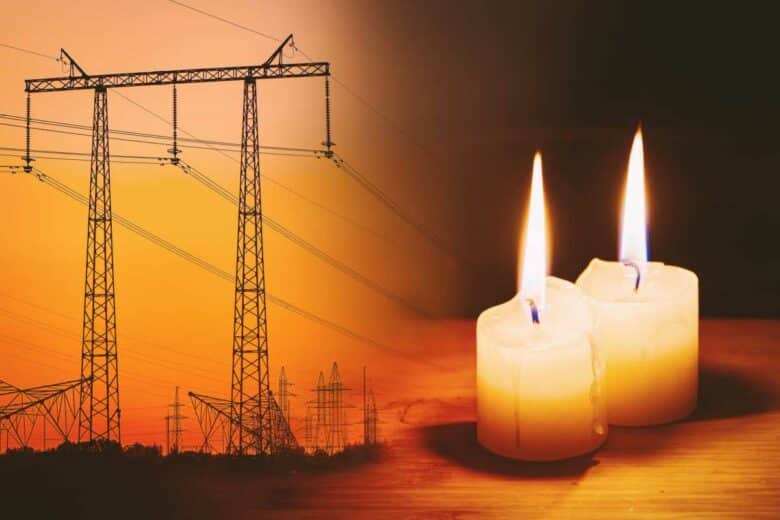 Un pylône électrique et des bougies.