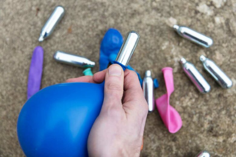 Un ballon gonflé avec une cartouche de protoxyde d'azote.