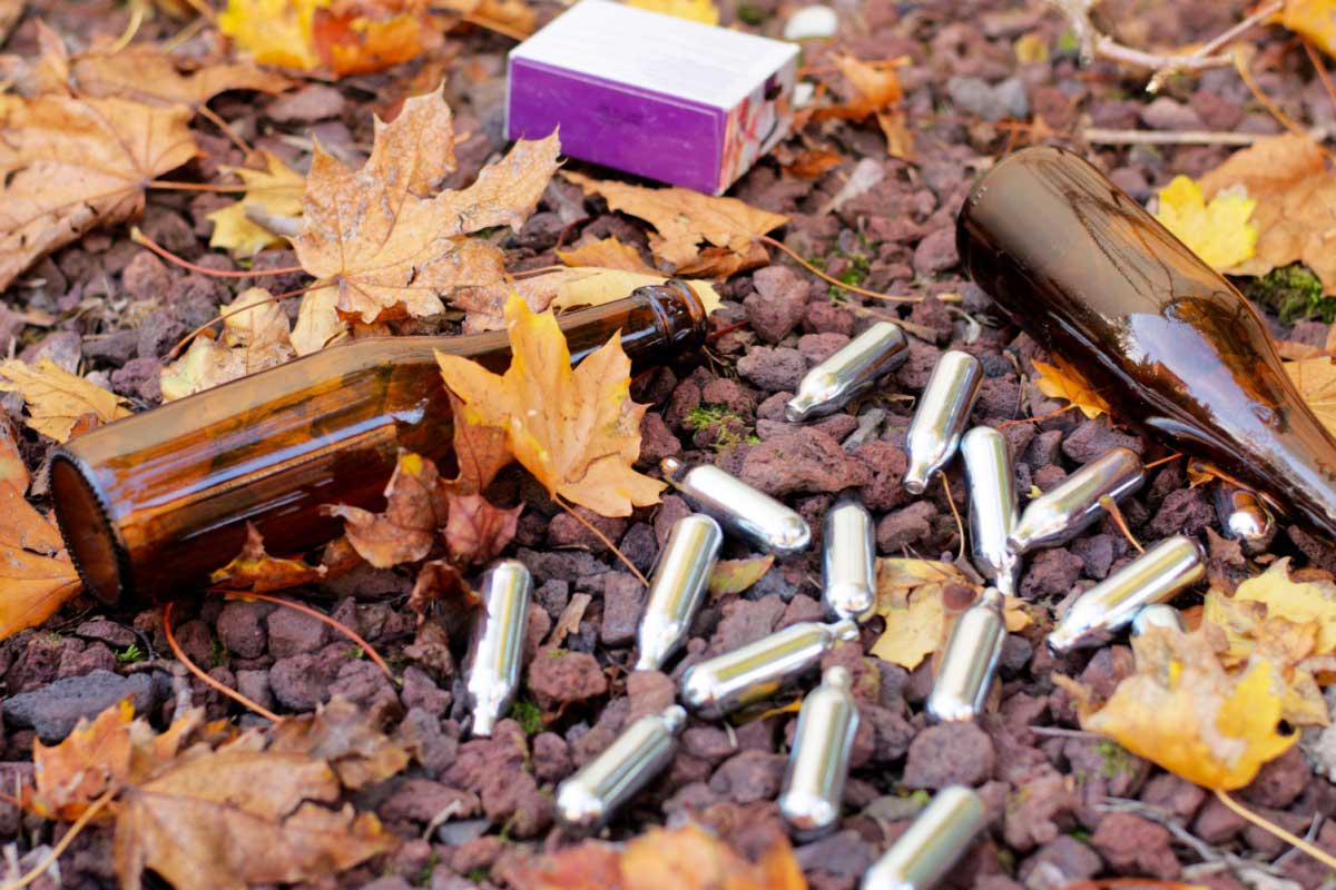 Des déchets laissés en pleine nature.