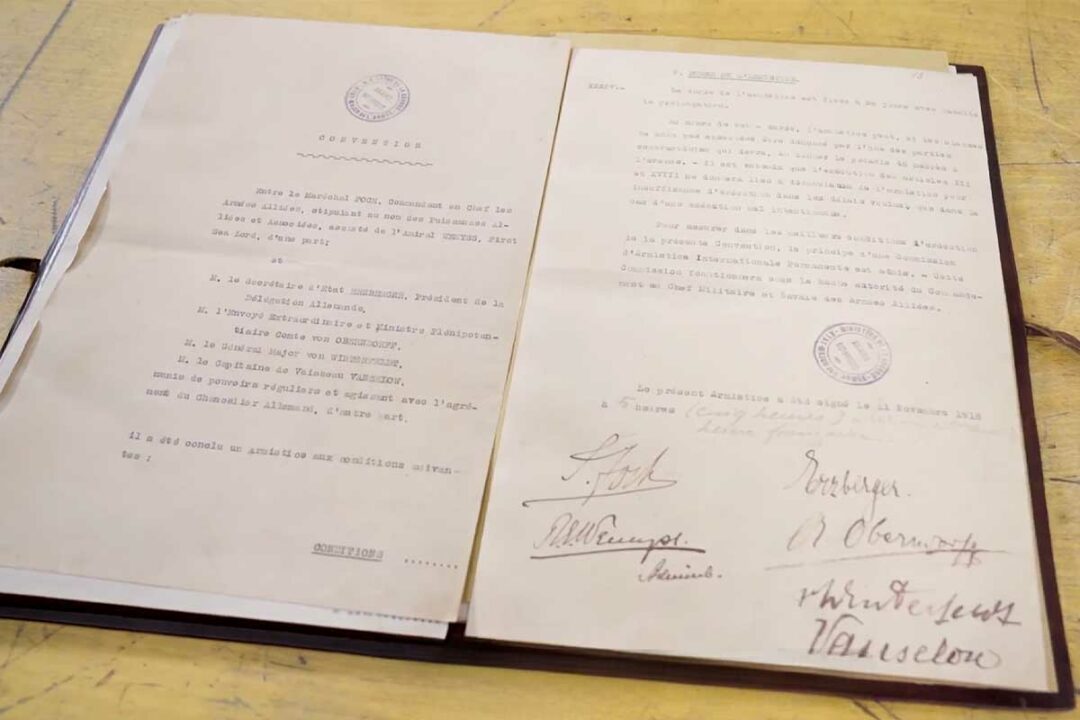 Le document avec les signatures des représentants pour la convention de paix.