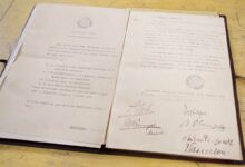 Le document avec les signatures des représentants pour la convention de paix.