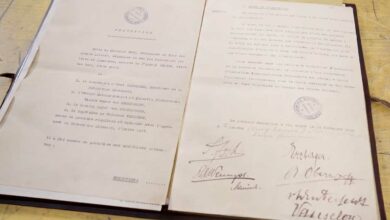 Le document avec les signatures des représentants pour la convention de paix.