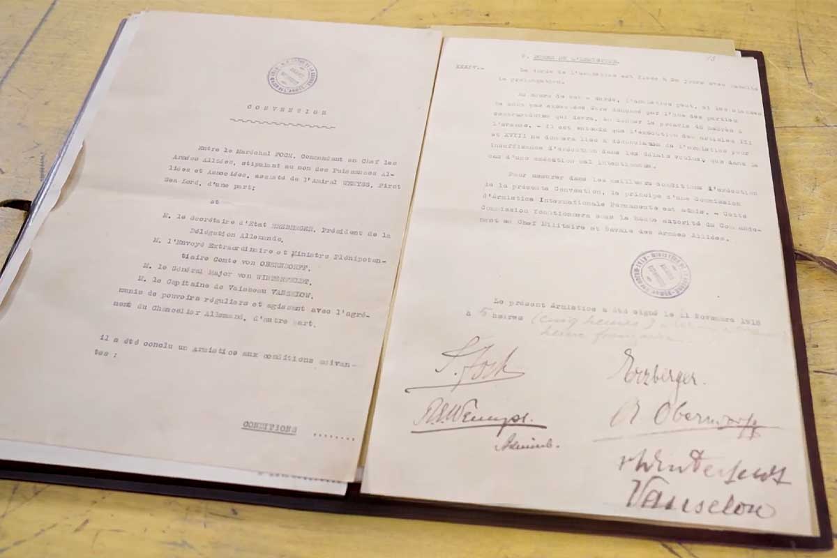 Le document avec les signatures des représentants pour la convention de paix.