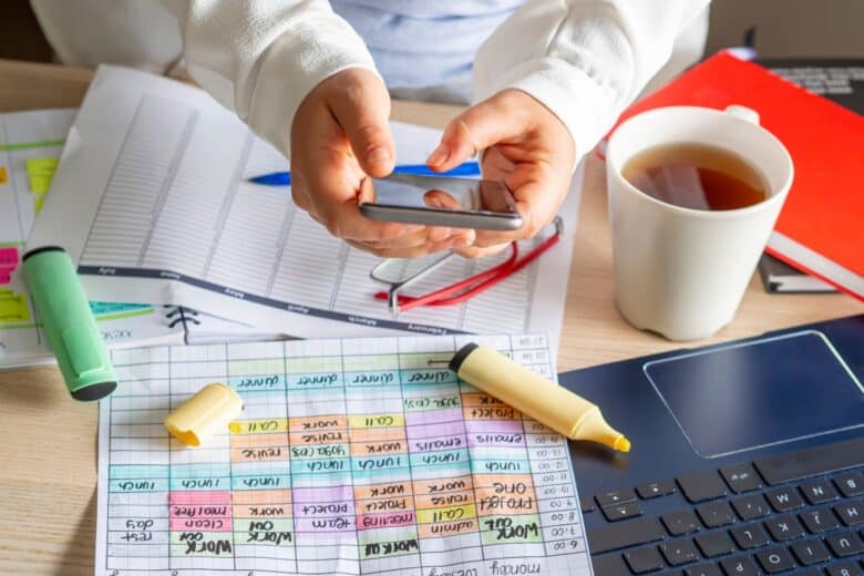 Une femme prépare son planning.