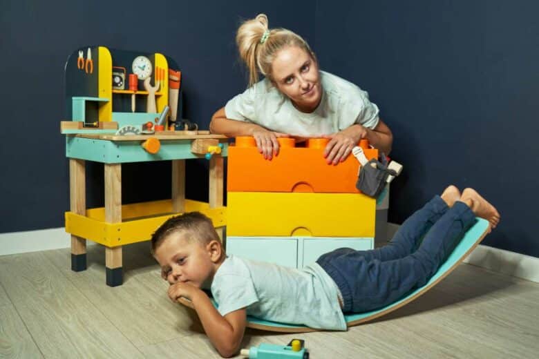 Une enfant et sa mere jouent ensemble.