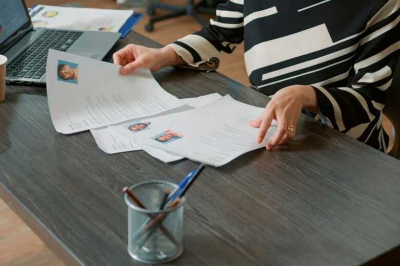 Une recruteuse face à des CV identiques.