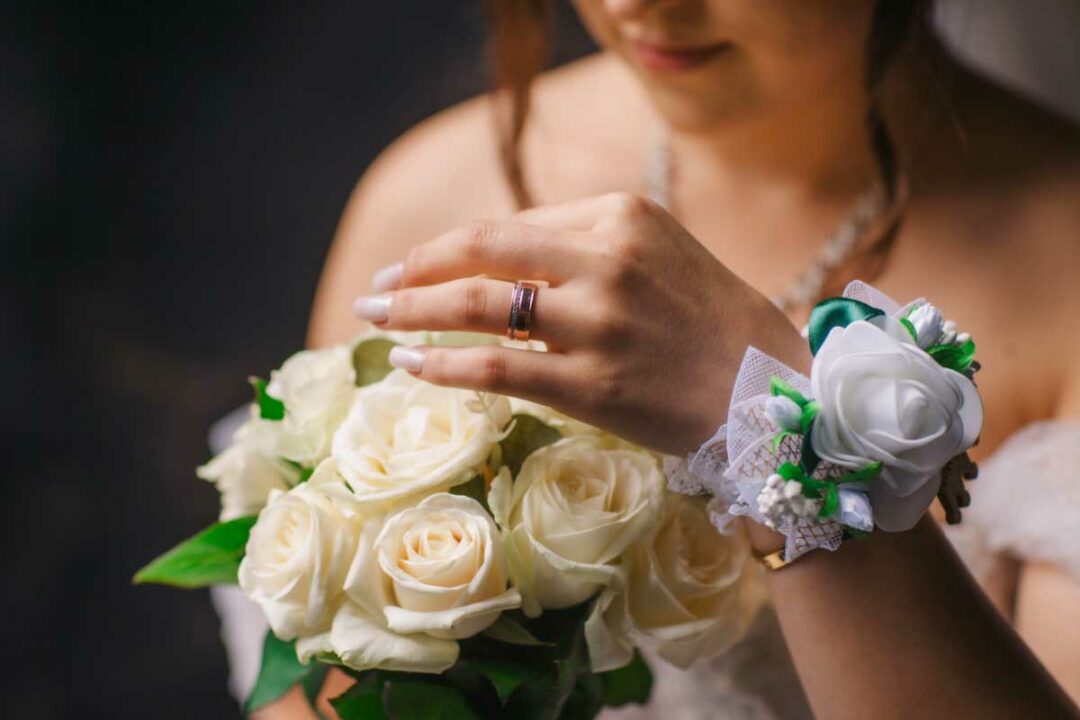 Une mariée avec son bouquet et son alliance.