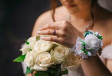 Une mariée avec son bouquet et son alliance.