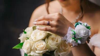 Une mariée avec son bouquet et son alliance.